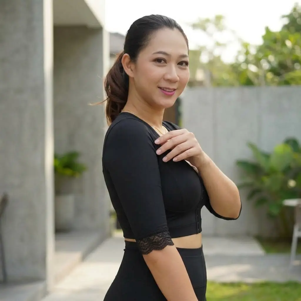 Model memakai Arm Shaper Fit gambar 3